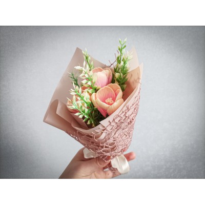 Букет крокусів з мила ручної роботи (висота 23 см)