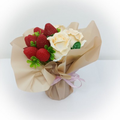 Букет з мила ручної роботи з полуницею і кремовими трояндами