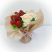 Букет з мила ручної роботи з полуницею і кремовими трояндами