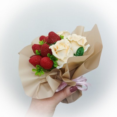 Букет з мила ручної роботи з полуницею і кремовими трояндами