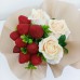 Букет з мила ручної роботи з полуницею і кремовими трояндами