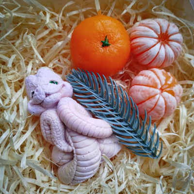 Новорічний подарунковий набір мила ручної роботи "Змія з мандаринами"