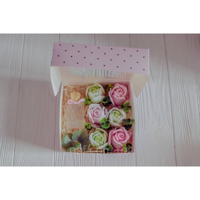 Подарунковий набір мила ручної роботи "Парфуми з трояндамими та тюльпанами" 15х15х6см