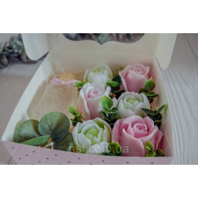 Подарунковий набір мила ручної роботи "Парфуми з трояндамими та тюльпанами" 15х15х6см