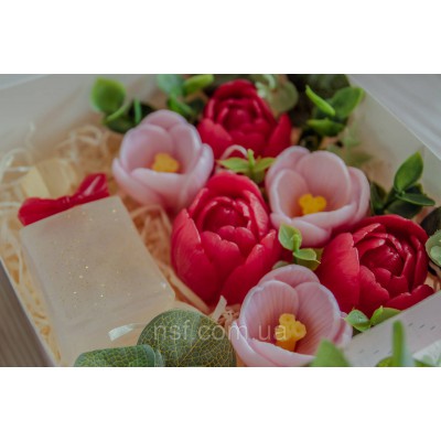 Подарунковий набір мила ручної роботи "Парфуми з крокусами та тюльпанами" 15х15х6см