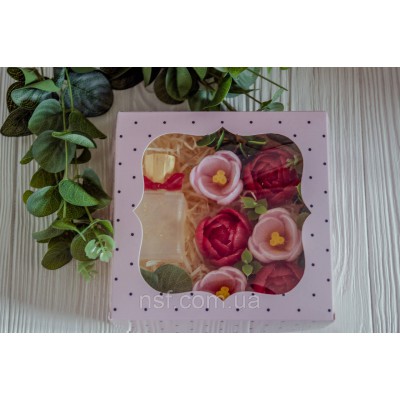 Подарунковий набір мила ручної роботи "Парфуми з крокусами та тюльпанами" 15х15х6см