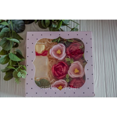 Подарунковий набір мила ручної роботи "Парфуми з крокусами та тюльпанами" 15х15х6см