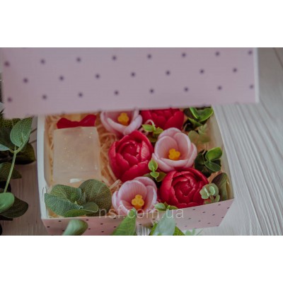 Подарунковий набір мила ручної роботи "Парфуми з крокусами та тюльпанами" 15х15х6см