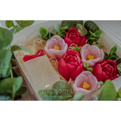 Подарунковий набір мила ручної роботи "Парфуми з крокусами та тюльпанами" 15х15х6см