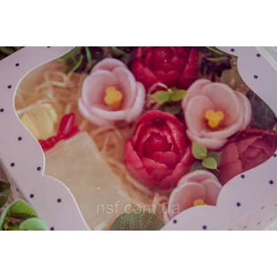 Подарунковий набір мила ручної роботи "Парфуми з крокусами та тюльпанами" 15х15х6см