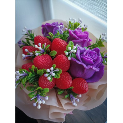 Букет з мила ручної роботи з полуницею і фіолетовими трояндами 20см