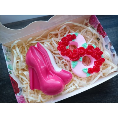 Подарунковий набір мила ручної роботи "З 8 березня" Троянди з туфельками