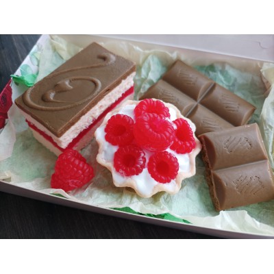 Подарунковий набір солодощів з мила ручної роботи "Тістечка та шоколад"