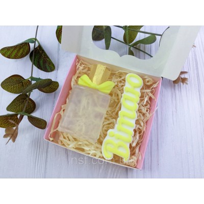 Подарунковий набір мила ручної роботи "Парфуми ВІТАЮ" 10х10х3см