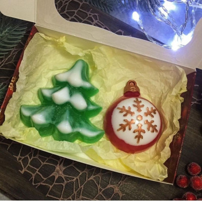 Новорічний подарунковий набір мила ручної роботи "Ялинка і ялинкова іграшка"