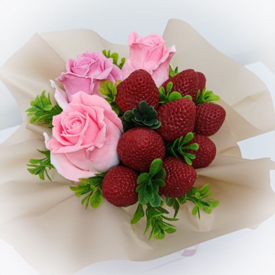 Букет з мила ручної роботи з полуницею і рожевими трояндами