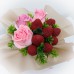 Букет з мила ручної роботи з полуницею і рожевими трояндами