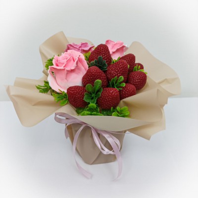 Букет з мила ручної роботи з полуницею і рожевими трояндами