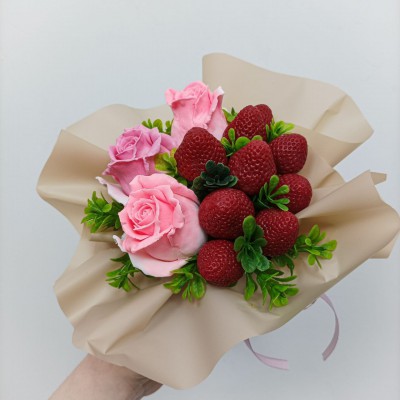 Букет з мила ручної роботи з полуницею і рожевими трояндами
