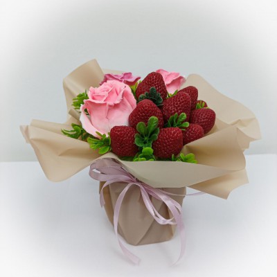 Букет з мила ручної роботи з полуницею і рожевими трояндами