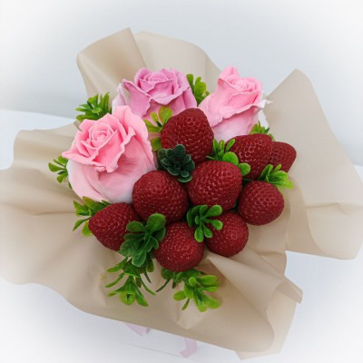 Букет з мила ручної роботи з полуницею і рожевими трояндами