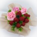 Букет з мила ручної роботи з полуницею і рожевими трояндами