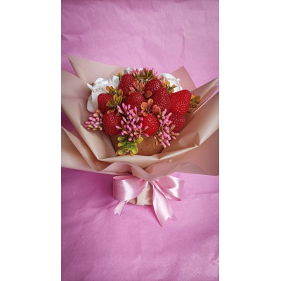 Букет з мила ручної роботи з полуницею