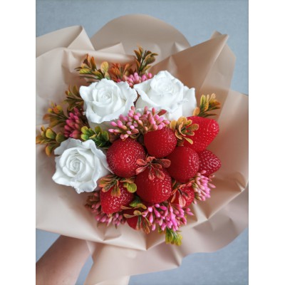 Букет з мила ручної роботи з полуницею