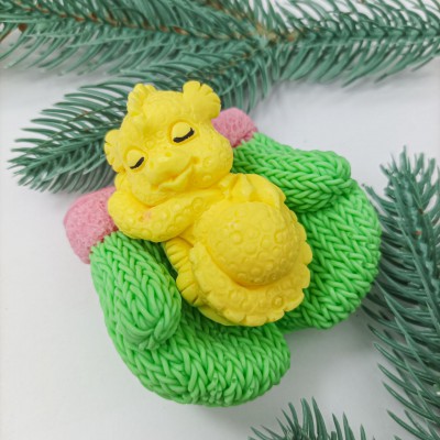 Мило ручної роботи "Дракон в рукавичках"