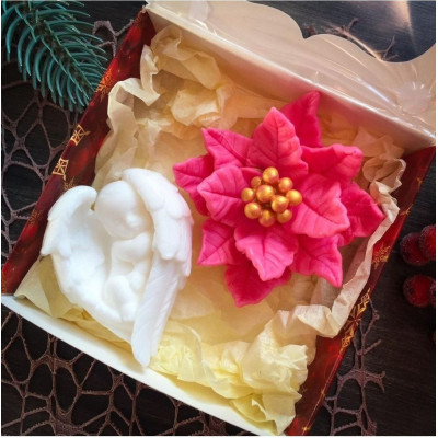 Новорічний подарунковий набір мила ручної роботи "Янголятко з різдвяною квіткою"