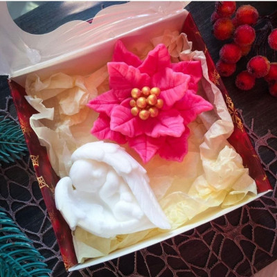 Новорічний подарунковий набір мила ручної роботи "Янголятко з різдвяною квіткою"